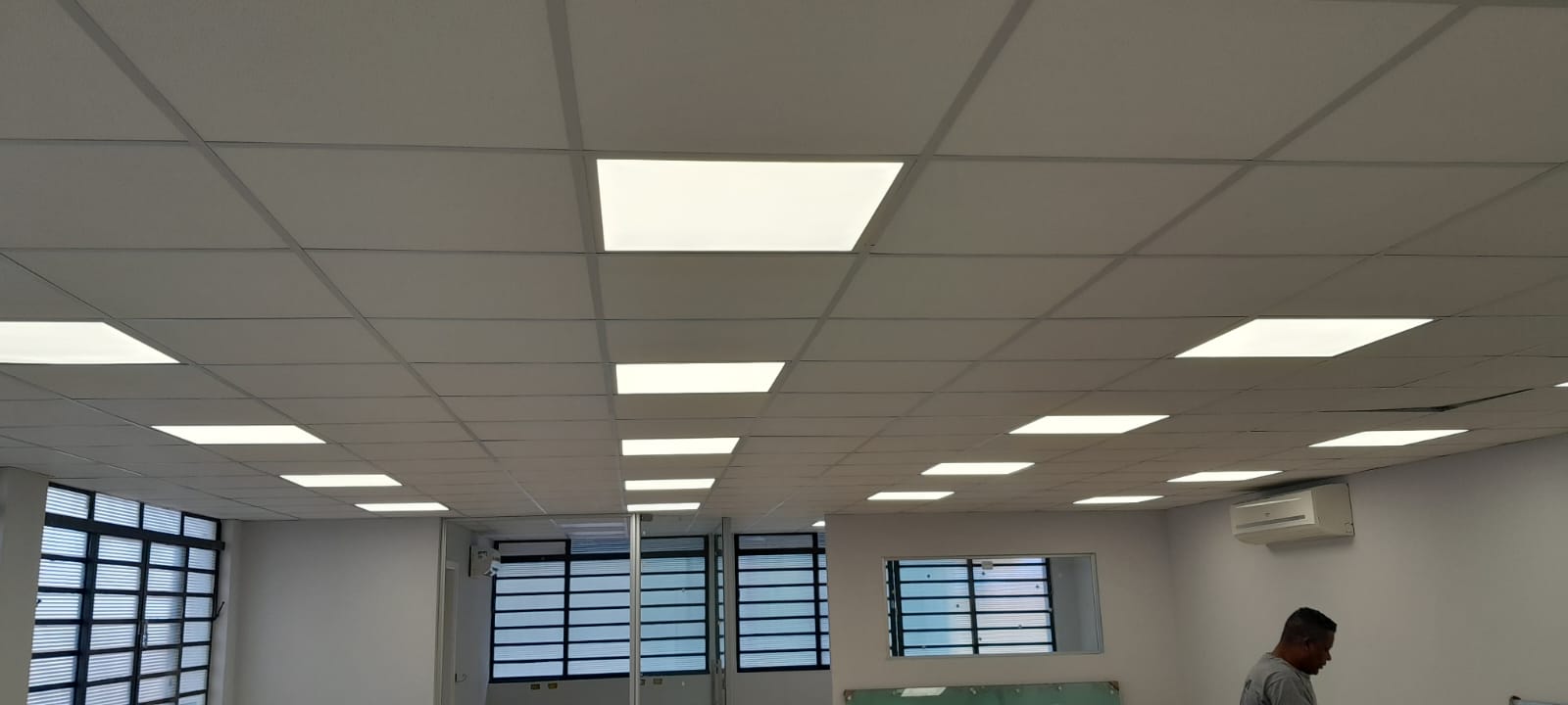 Escritório com forro modular e luminárias de LED embutidas
