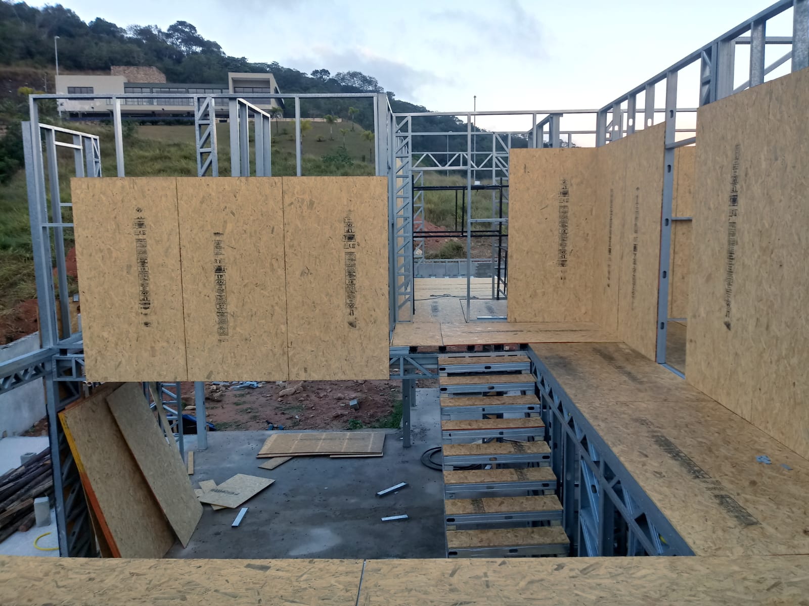 Instalação elétrica em obra de casa em estrutura metálica