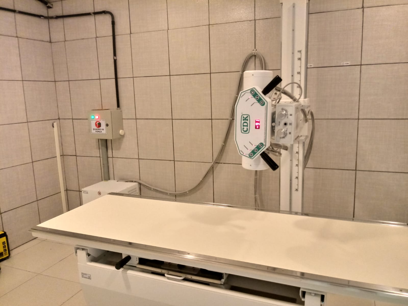 Sala de exame com aparelho de raio-X, quadro de força e ponto de energia dedicado